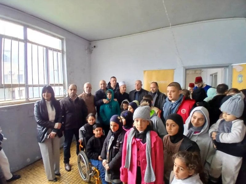 بين الغرف ومراكز الإيواء… وزير يطمئن النازحين