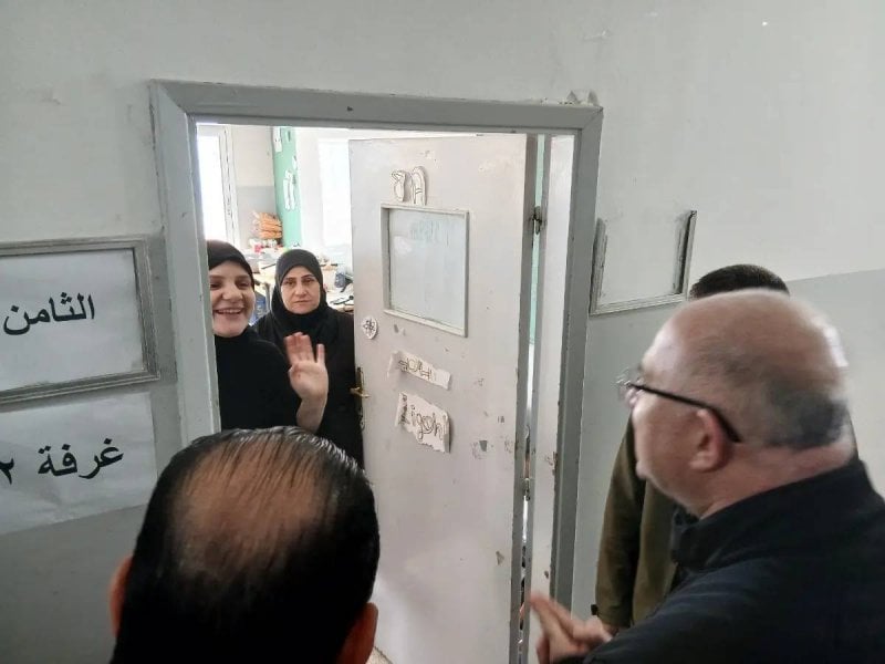 بين الغرف ومراكز الإيواء… وزير يطمئن النازحين