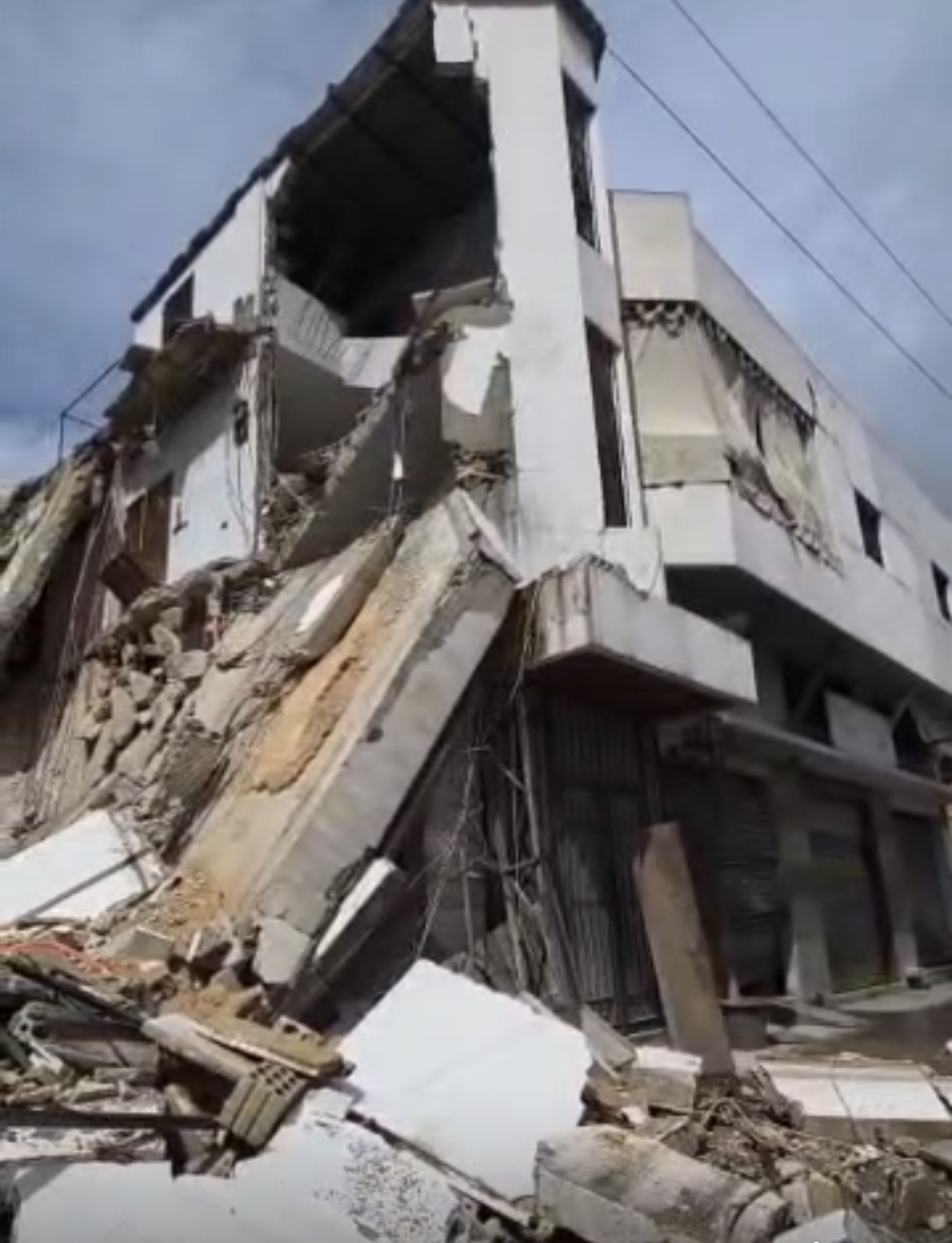 تصعيد متبادل جنوب لبنان: غارات إسرائيلية وسقوط جرحى وقصف متواصل وصليات صاروخية باتجاه الجليل