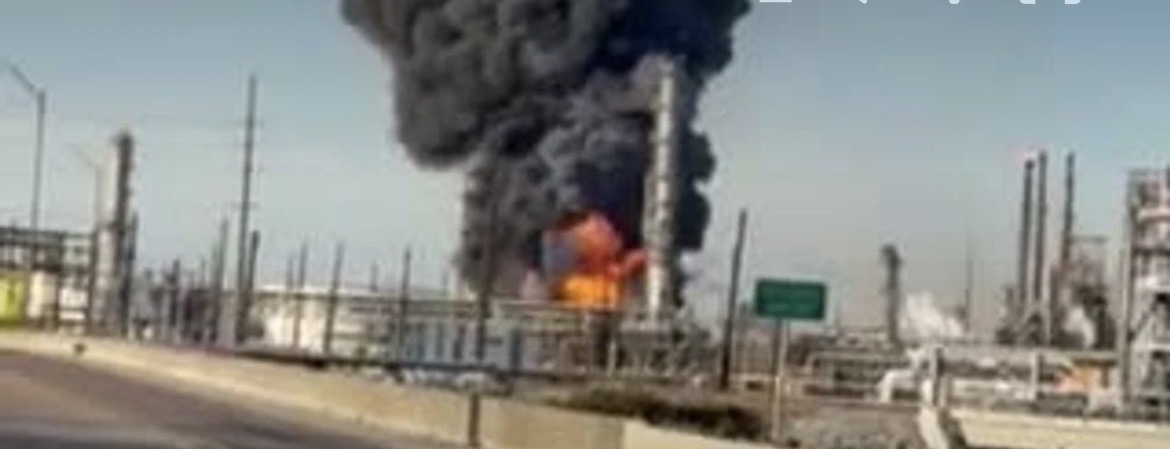 انفجار في مصفاة نفط 