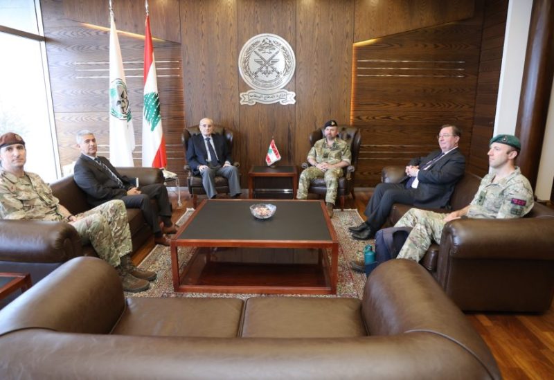 وزير الدفاع خلال لقائه مسؤولاً بريطانياً: لضرورة الضغط على إسرائيل لوقف اعتداءاتها