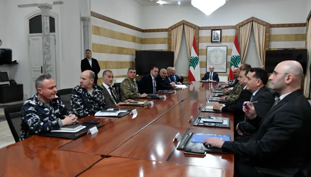 انزلاق استراتيجي: معركة صواريخ فوق كسروان “الدولة” تطرد السفير الإيراني… وعون: لا حرب اهلية