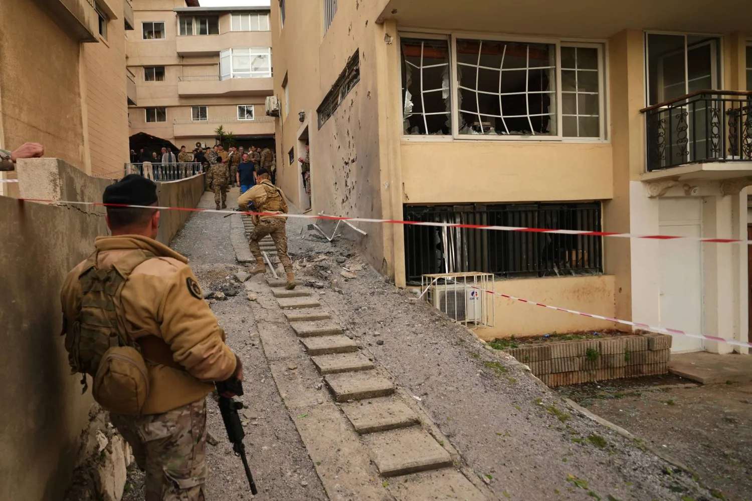 لبنان: الاستهدافات الإسرائيلية المتنقلة توسّع القلق... وتشديد أمني لمواكبة النزوح<br />
اجتماعات مكثفة لتعزيز الاستقرار الداخلي