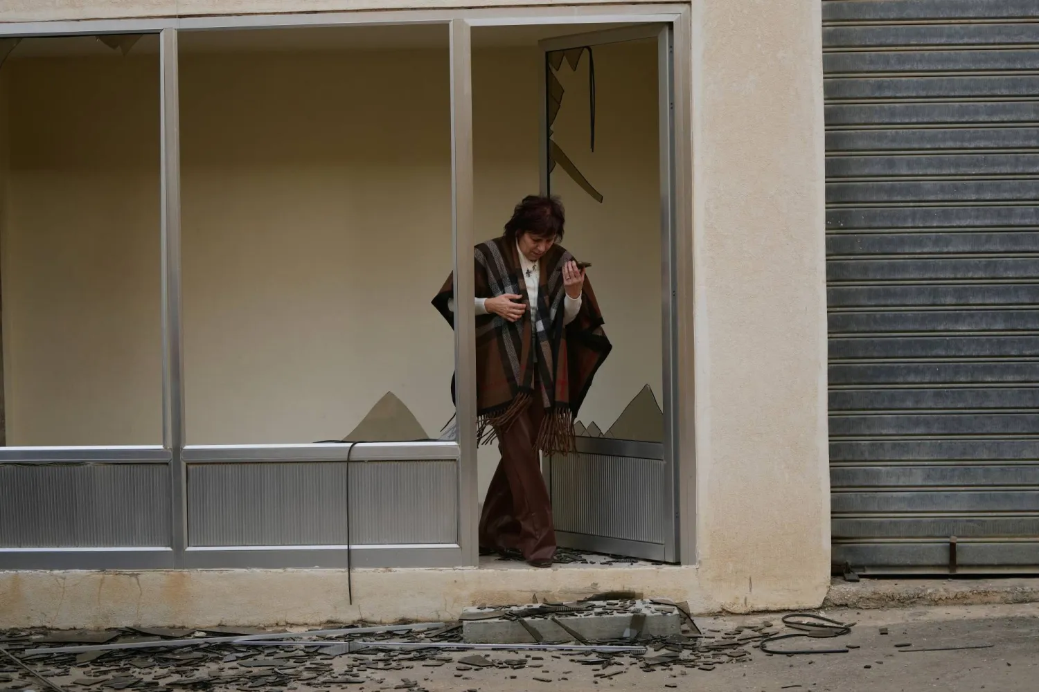 توسع إسرائيل لنهر الليطاني ينذر بحرب طويلة في لبنان... و«حزب الله» يتوعد بالقتال
شظايا صاروخ إيراني شمال بيروت... وتوترات بين النازحين والمضيفين