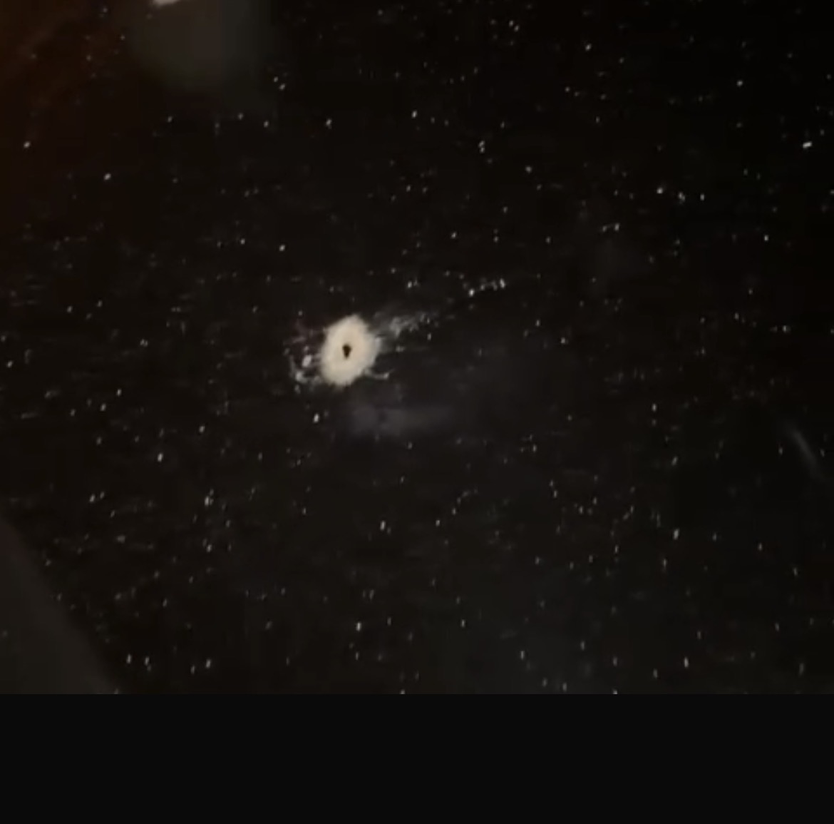 إطلاق نار كثيف على سيارة في القبة وإحراق أخرى… وريفي: المستهدف مقرّب مني