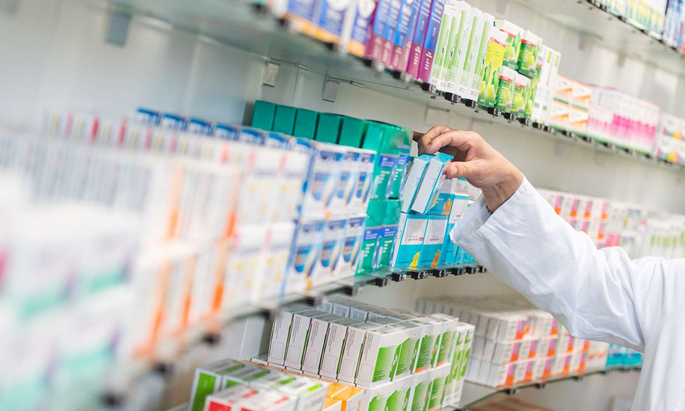 نقيب الصيادلة يطمئن: مخزون الأدوية يكفي عدة أشهر