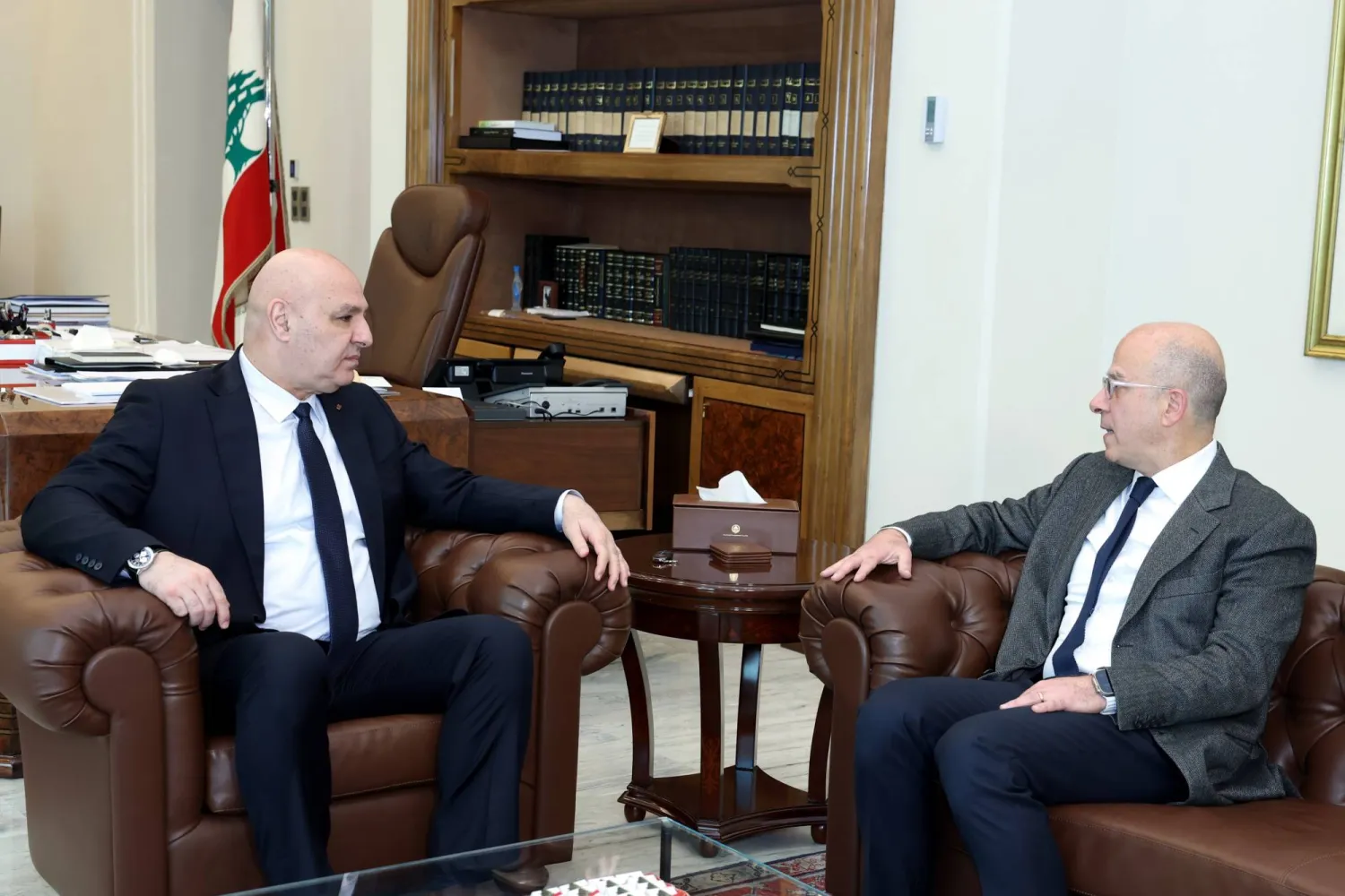 لبنان يتجه لمعالجة أزمة السفير الإيراني بمساعٍ لـ«تنفيس الاحتقان»
الوزير مكي يلتقي الرئيس عون: لا خيار لنا إلا الدولة