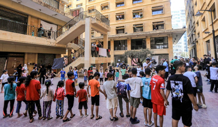 بين الكوليرا والجـرَب... أمراض عدة تهدّد النازحين اللبنانيين في مراكز الإيواء المكتظة