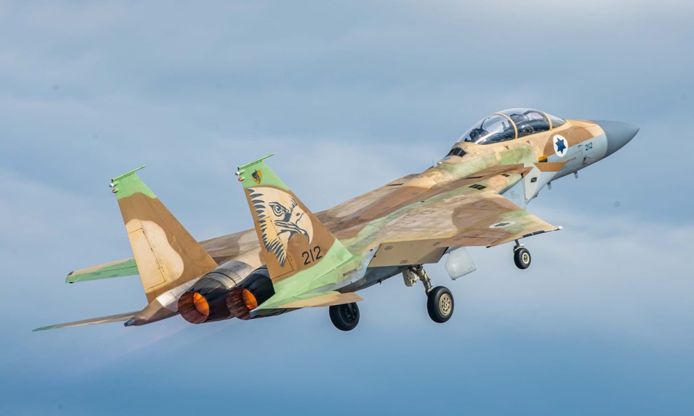 الطيران الحربي يخرق جدار الصوت فوق صور