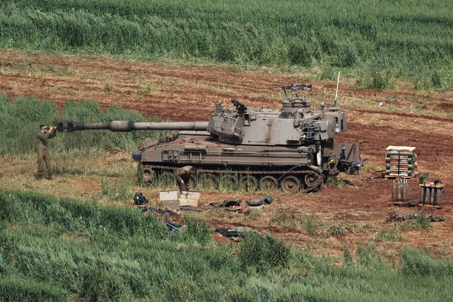 إسرائيل تفتتح مسار توغل جديداً من سوريا إلى لبنان عبر جبل الشيخ<br />
التفاف يهدد بقطع الجنوب عن البقاع شرقاً