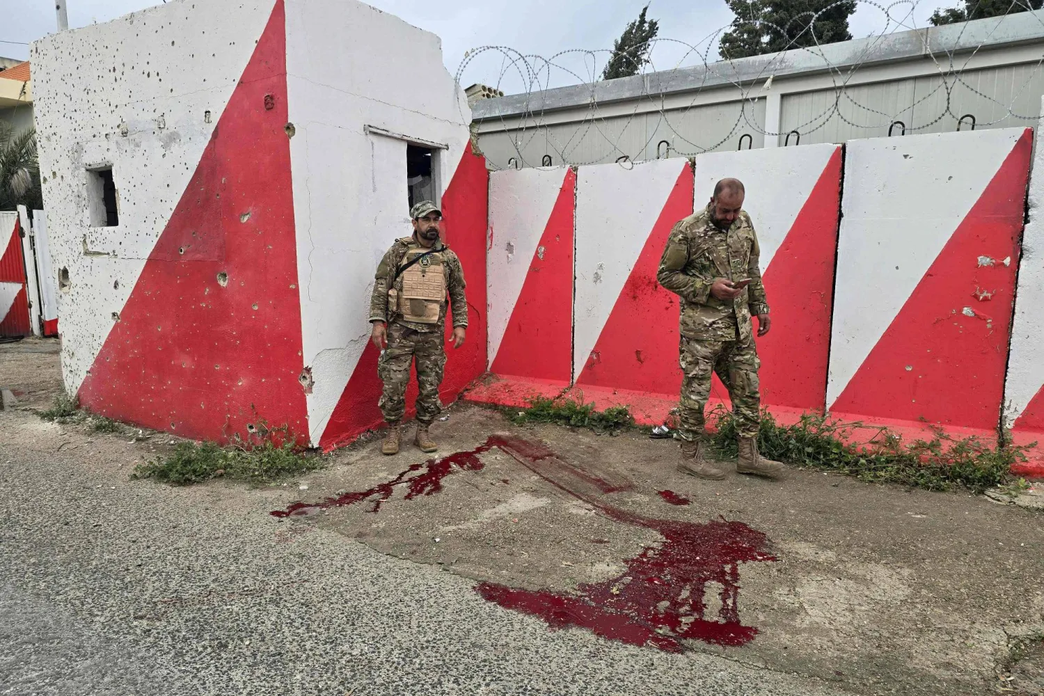 إسرائيل تطلق رسائل بالنار تتجاوز خطوط القتال في جنوب لبنان
من استهداف المسعفين والصحافيين إلى الجيش و«اليونيفيل»