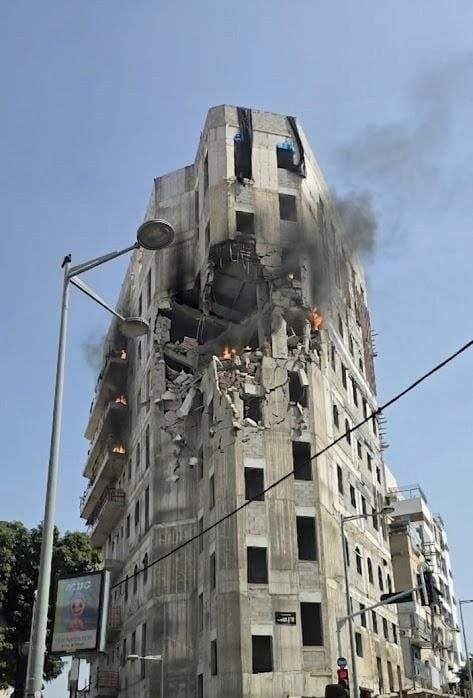 بالفيديو - إصابات في بني براك وشظايا صواريخ تضرب تل أبيب وسط هجوم متزامن من إيران ولبنان