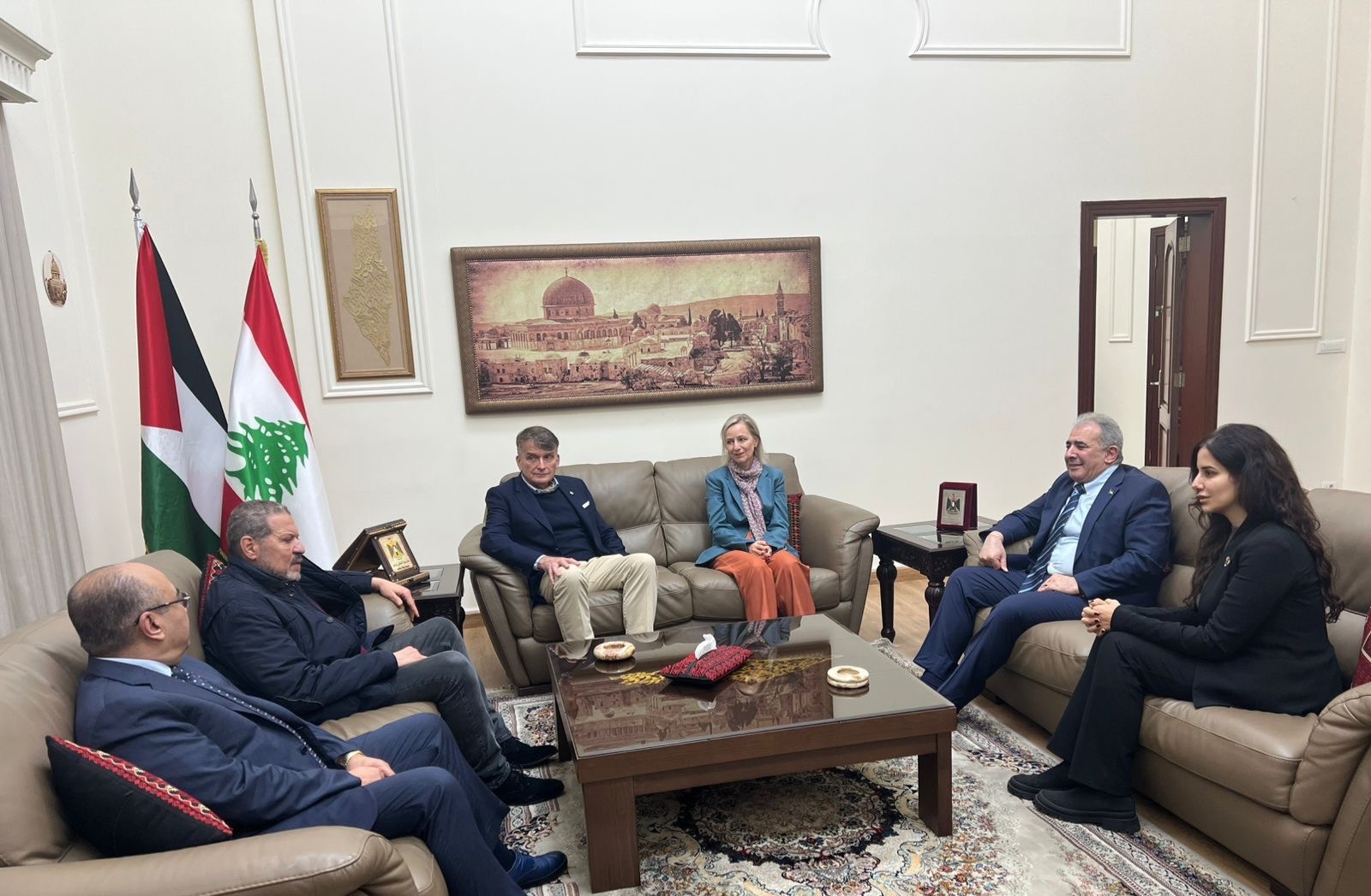 لقاء في السفارة الفلسطينية مع “الأونروا”: ضرورة تحييد المخيمات والمنشآت الدولية عن الصراع