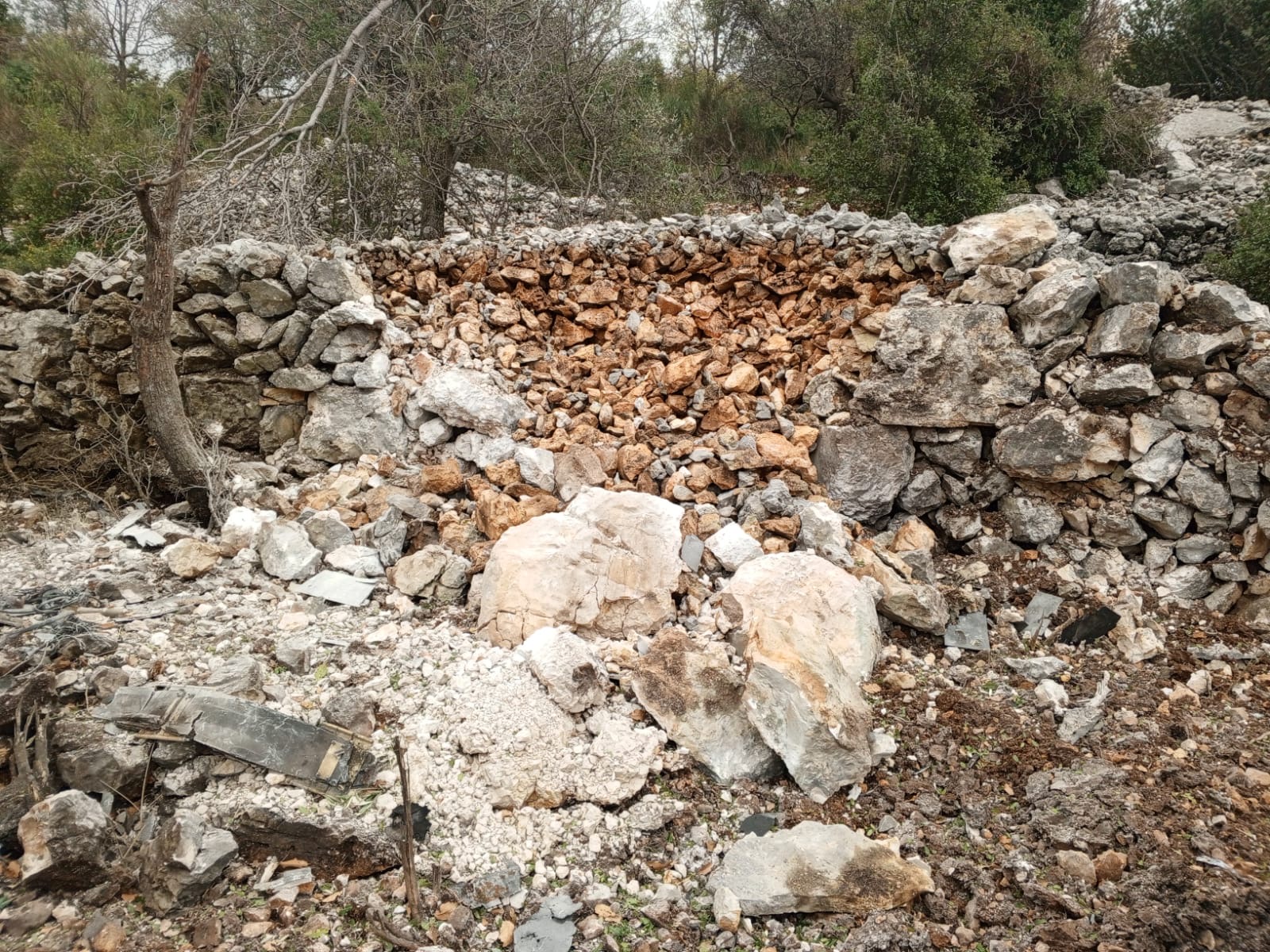 بالصور- هل تم استهداف بلدة آسيا في وسط البترون؟