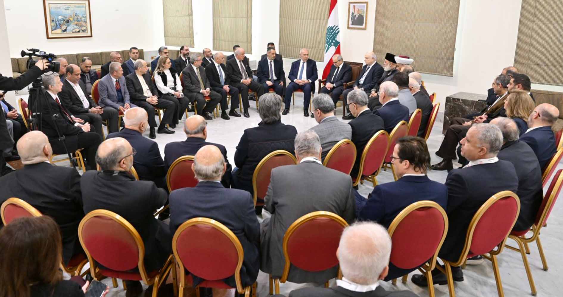 الدولة تلملم جراحها.. والمخرج اليوم وغداً حصرية السلاح

سلام: لبنان ضحية حرب غير معروفة النتائج.. ووزير المال إلى واشنطن للبحث عن المساعدات