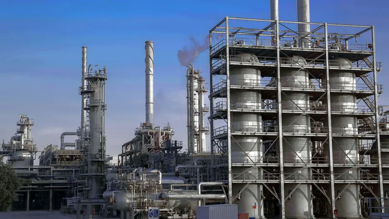 هجوم بمسيّرات يستهدف مصفاة ميناء الأحمدي في الكويت… حرائق دون إصابات