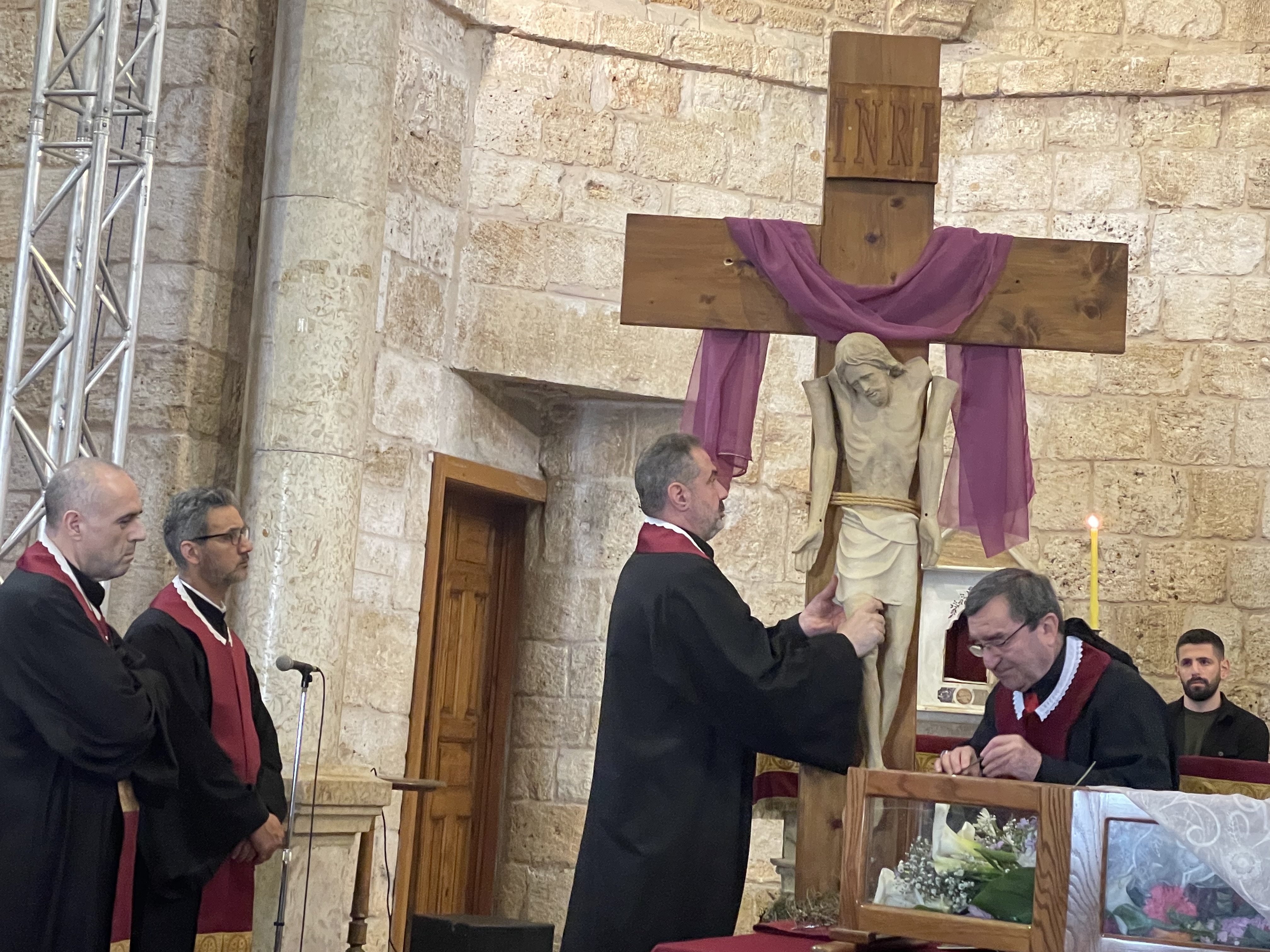 المطران خيرالله يرأس رتبة دفن المسيح في مار إسطفان – البترون
الاب جريج: لترك الرحمة تشفي قلوبكم