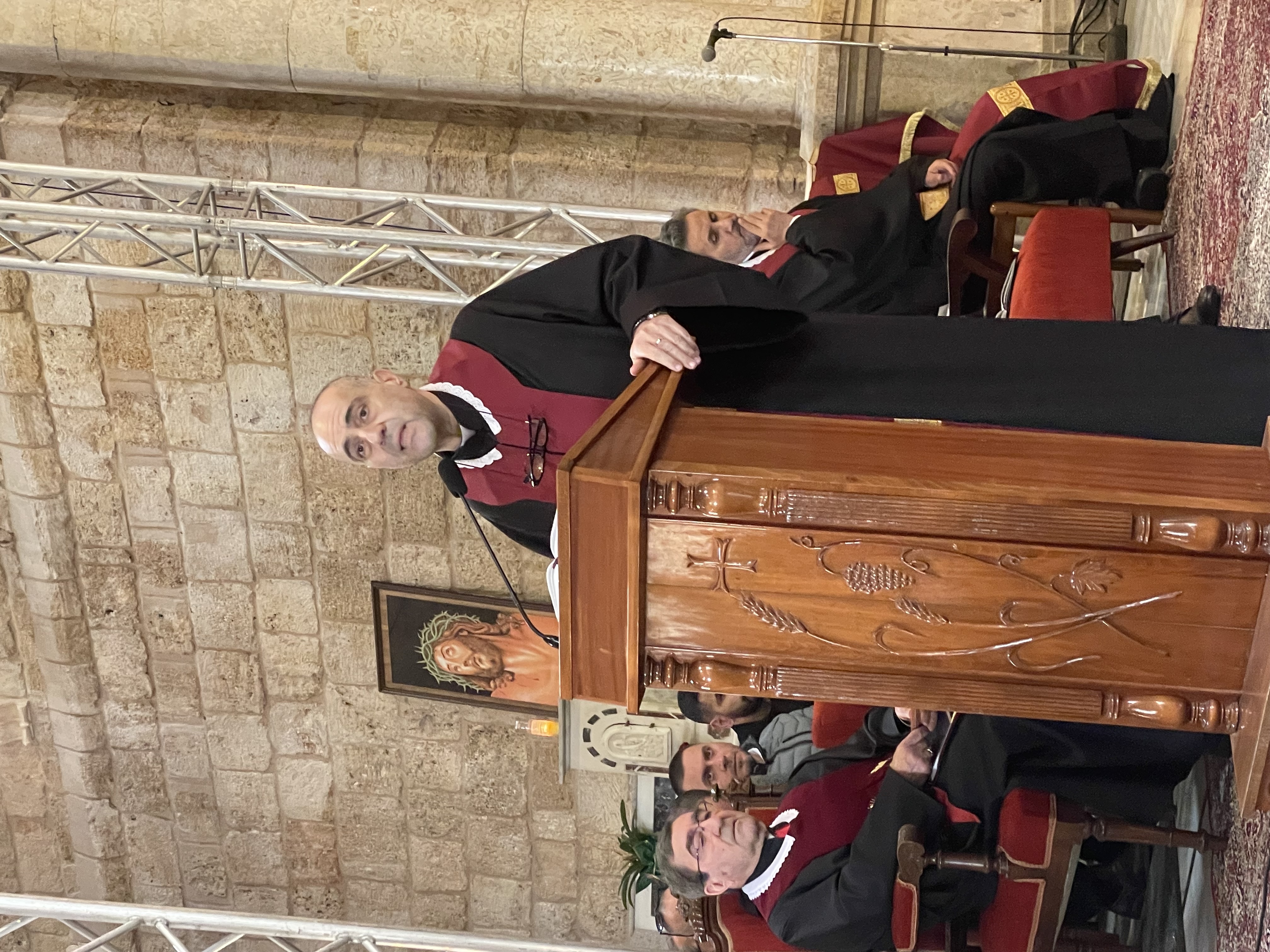 المطران خيرالله يرأس رتبة دفن المسيح في مار إسطفان – البترون
الاب جريج: لترك الرحمة تشفي قلوبكم