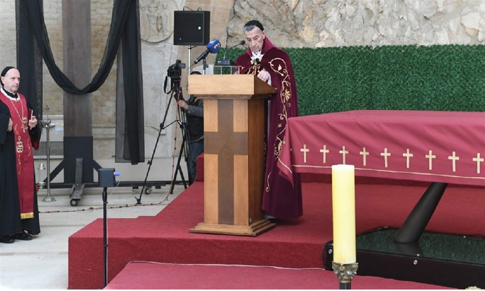 الراعي في رتبة سجدة الصليب: لنكن حملة نور في زمن الظلمة