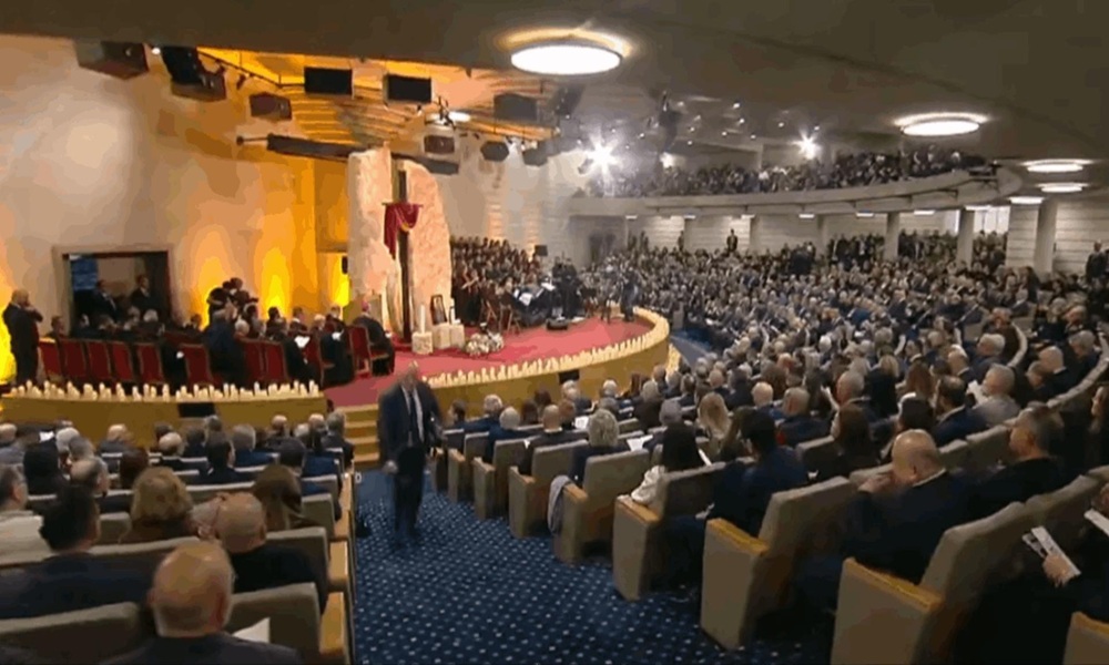 الرئيس عون حضر رتبة سجدة الصليب في جامعة الروح القدس