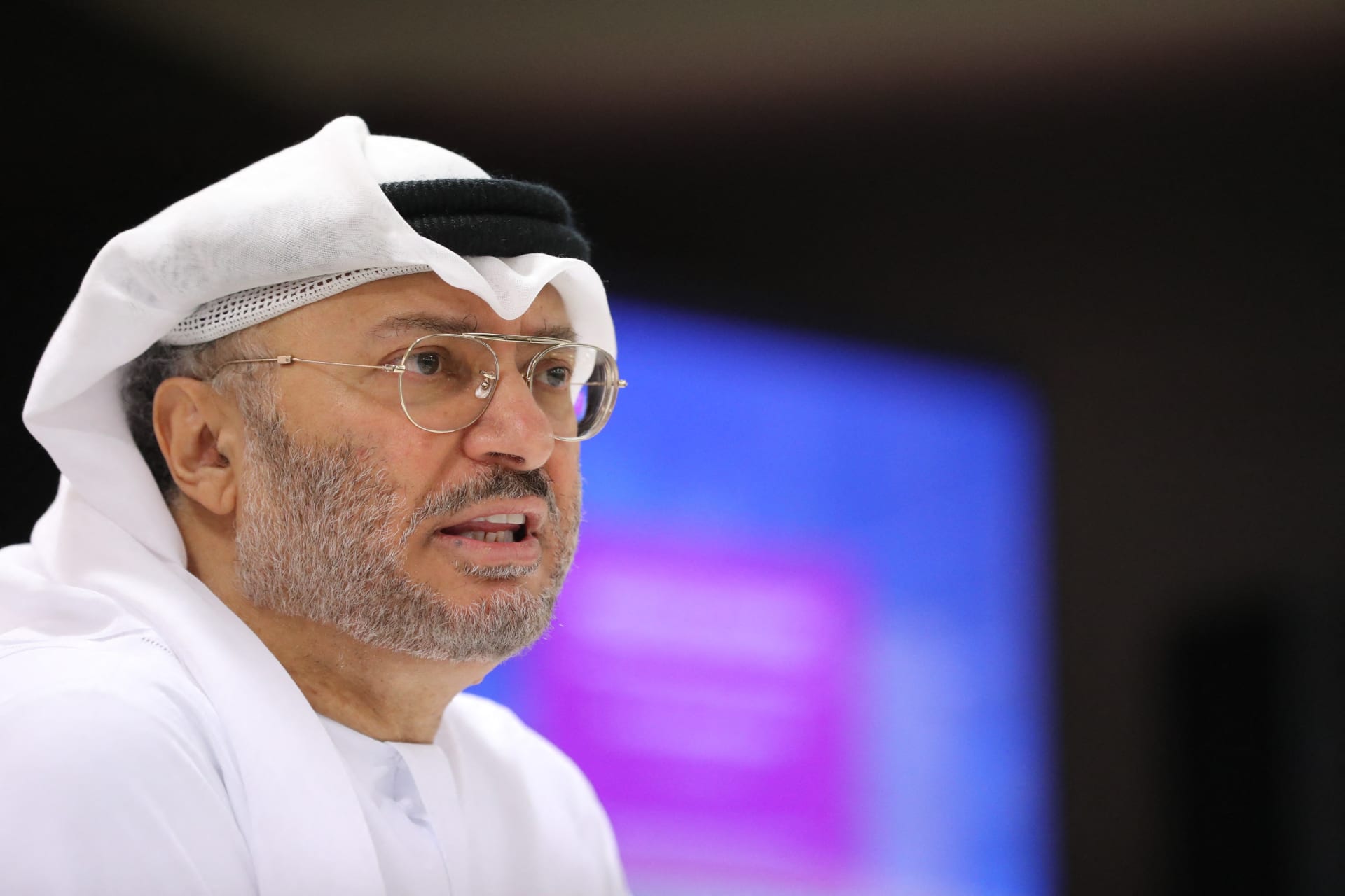 قرقاش ينتقد ظريف: صواريخ إيران على الخليج “غرور وفشل استراتيجي”