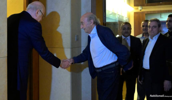 شيخ العقل يتحدّث للأنباء: يجب تحصين وطننا وخرجنا ببيان واضح عن القمة الروحية وبتوافق تام بين جميع الحاضرين<br />
المعارك البريّة تحتدم جنوباً... جنبلاط يوجّه نداء للدول الكبرى وقمة بكركي ترمّم الداخل