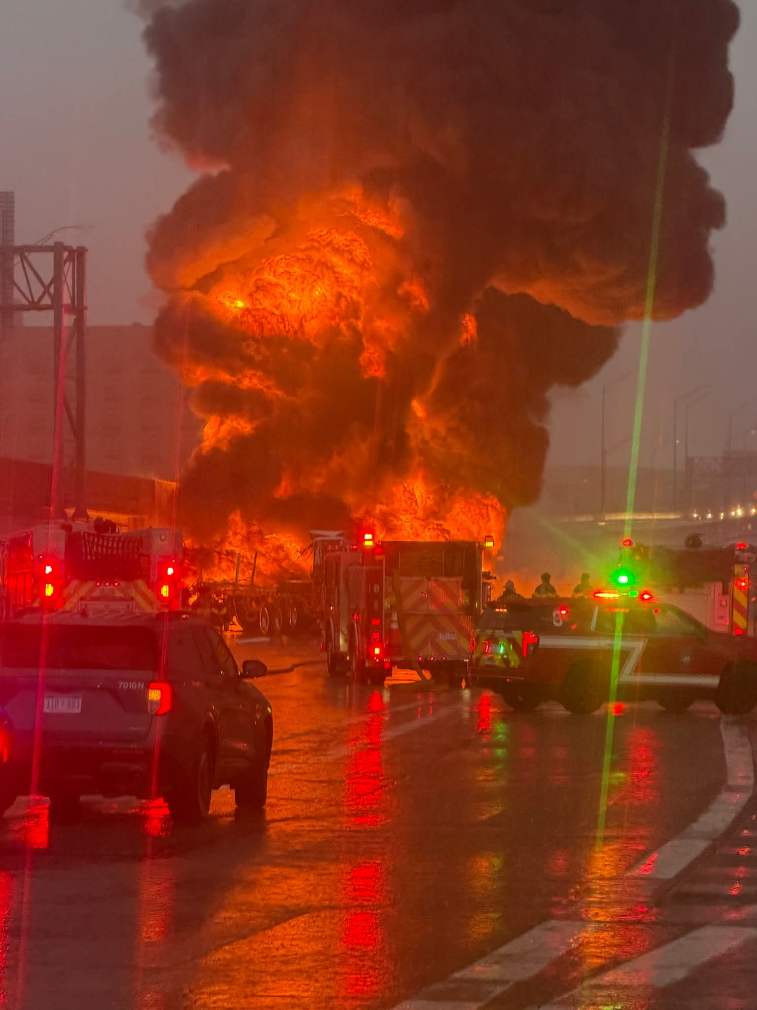 تحطّم صهريج وقود وانفجاره في وسط مدينة غراند رابيدز