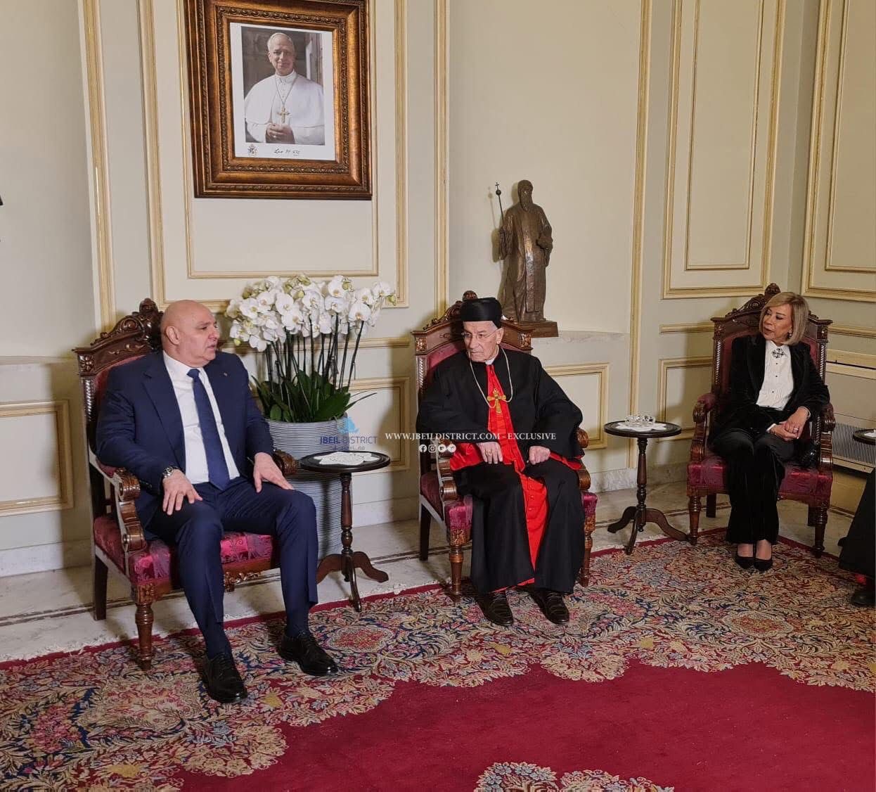 الرئيس عون وصل الى بكركي للمشاركة  في قداس عيد الفصح