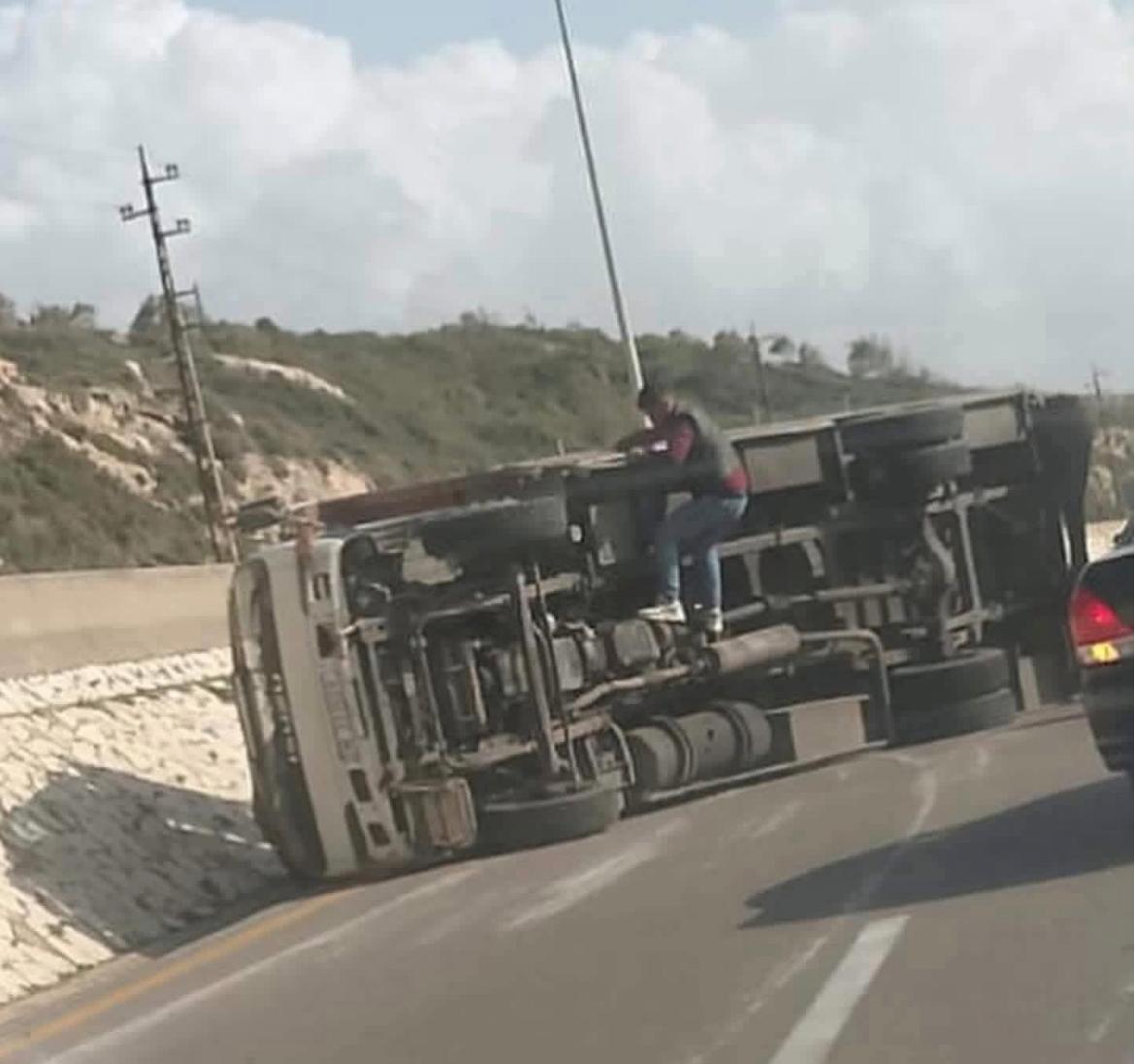 جرحى بانقلاب شاحنة على أوتوستراد المدفون – البترون وحالاتهم مستقرة