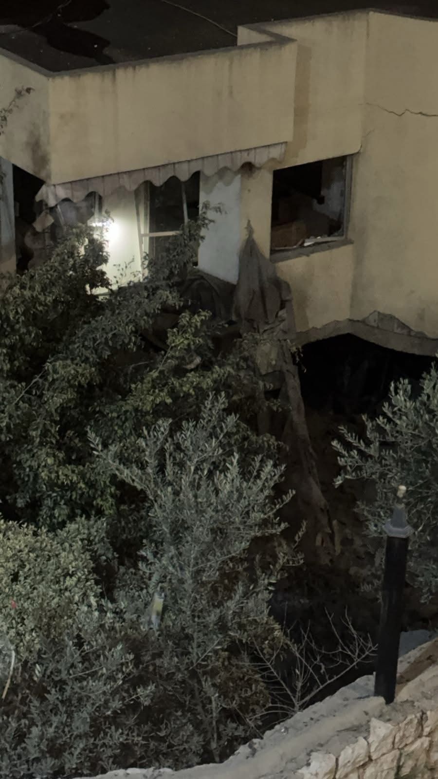 اصابة رئيس مركز يحشوش في القوات اللبنانية وعائلته في الغارة على عين سعادة