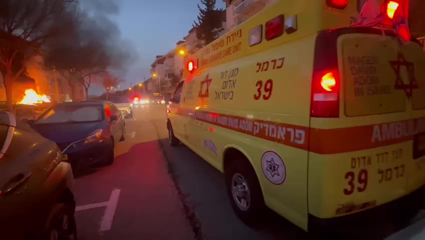 صاروخ إيراني يضرب تل أبيب: إصابات وسقوط رأس متفجر على مبنى