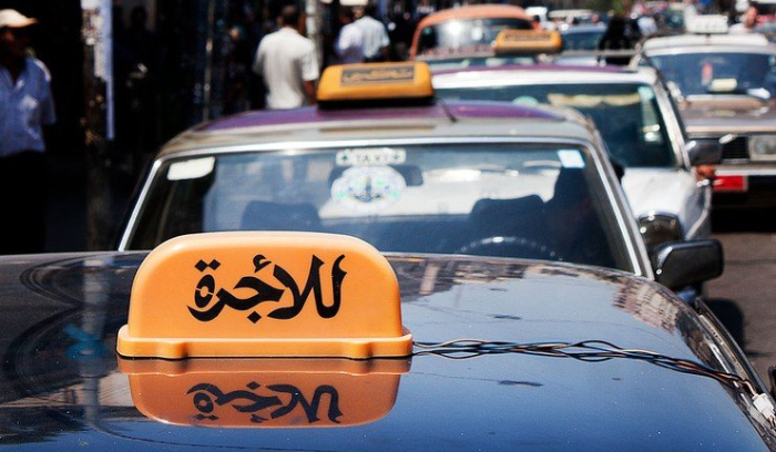 احتجاجات لسائقي “الميني باص” في طرابلس: قطع طرقات ومطالب بدعم قطاع النقل