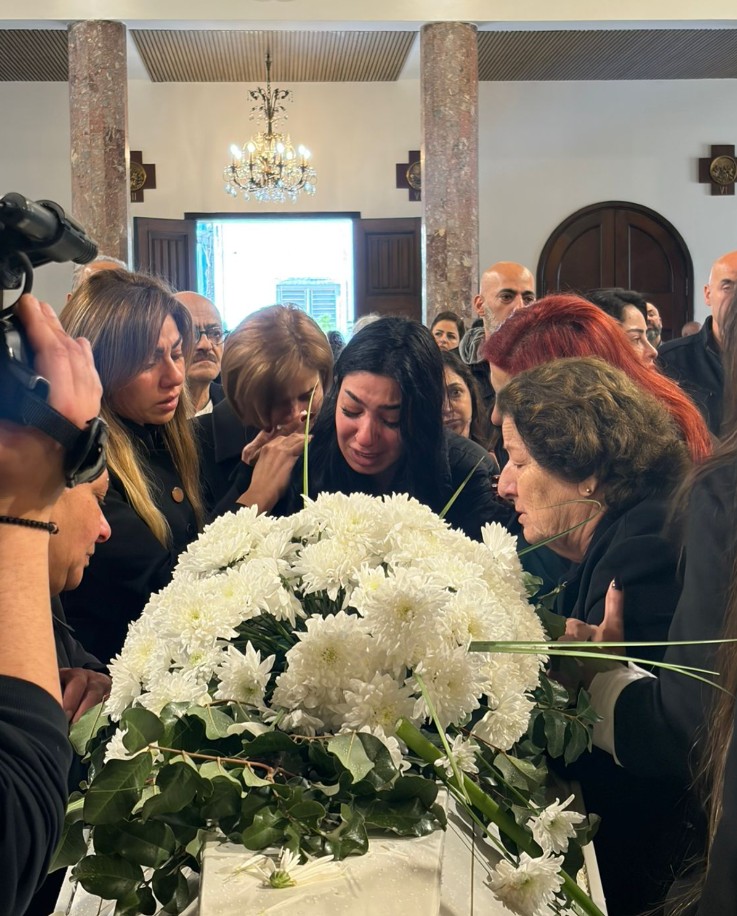 وصول جثمان الشهيدة رولا مطر إلى كنيسة سن الفيل