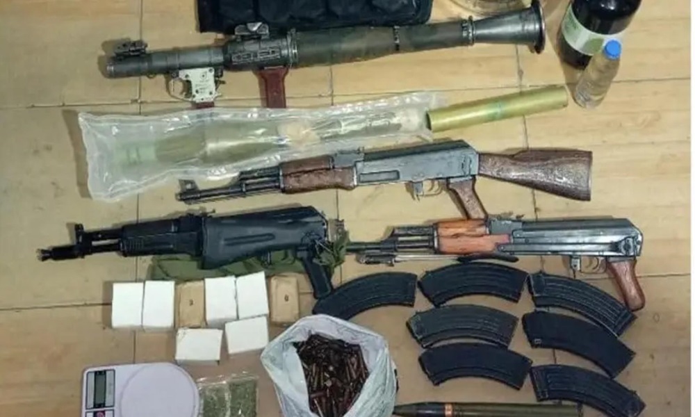 توقيف مواطنين في الشراونة والميناء… وضبط أسلحة ومخدرات