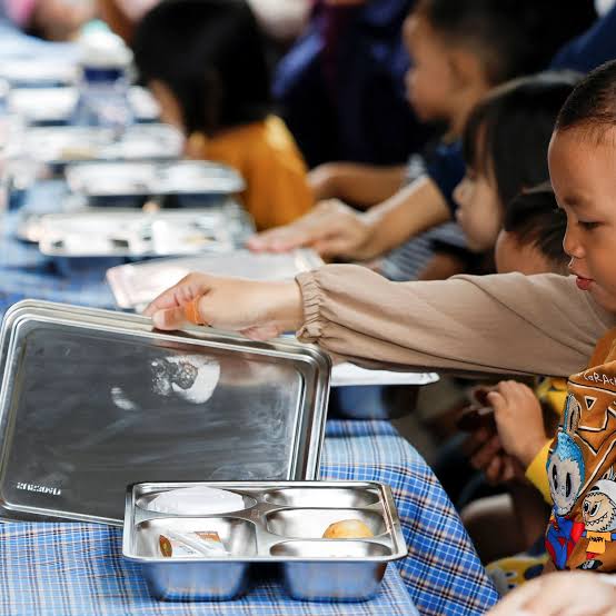 الفريق الوزاري لسلامة الغذاء يحقق في حالات تسمم غذائي محدودة في المدارس ومراكز الإيواء