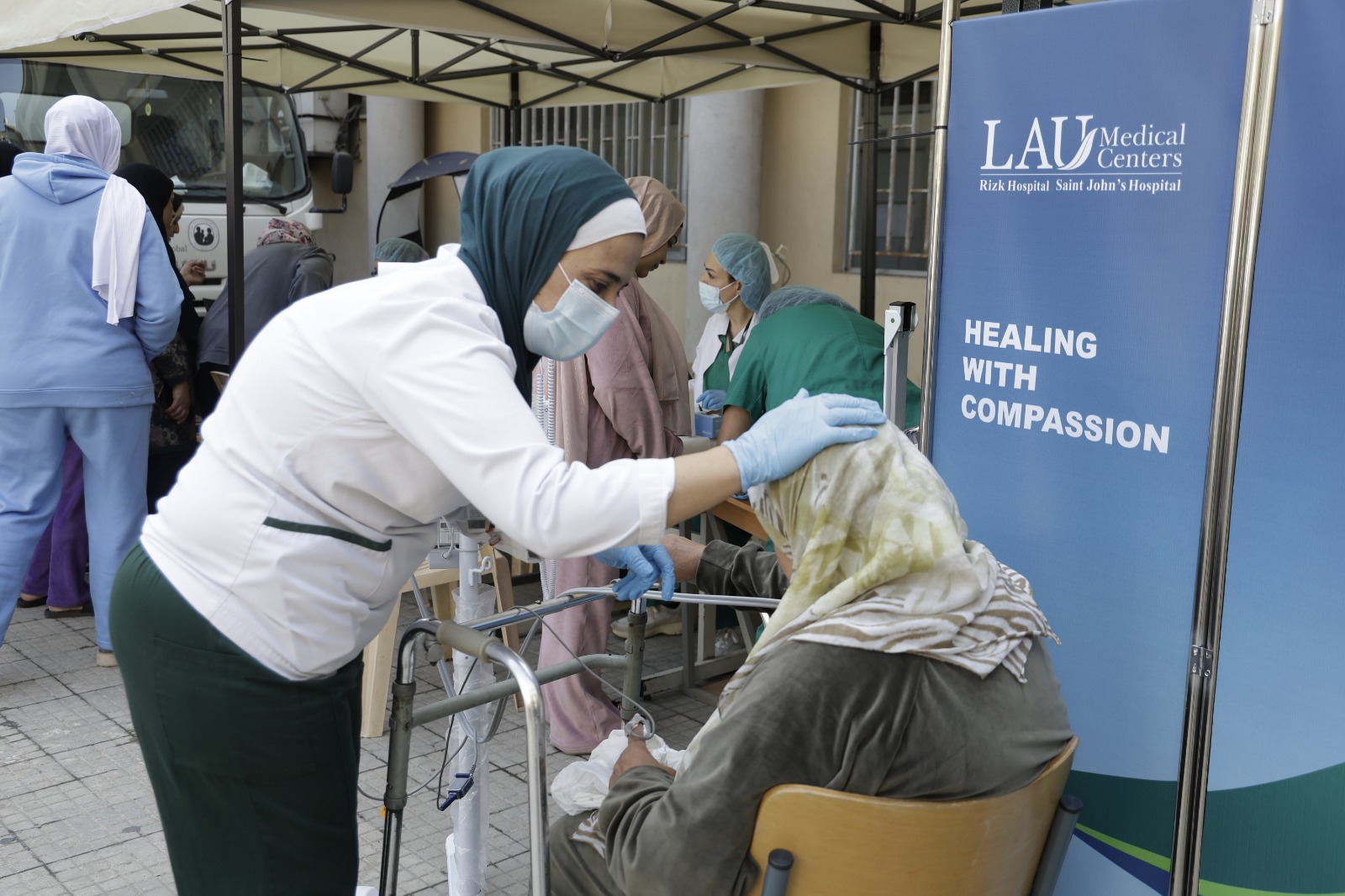 العيادة المتنقلة للجامعة اللبنانية الأميركية: التزام مستمر بتلبية احتياجات النازحين ضمن الإغاثة الطارئة للبنان