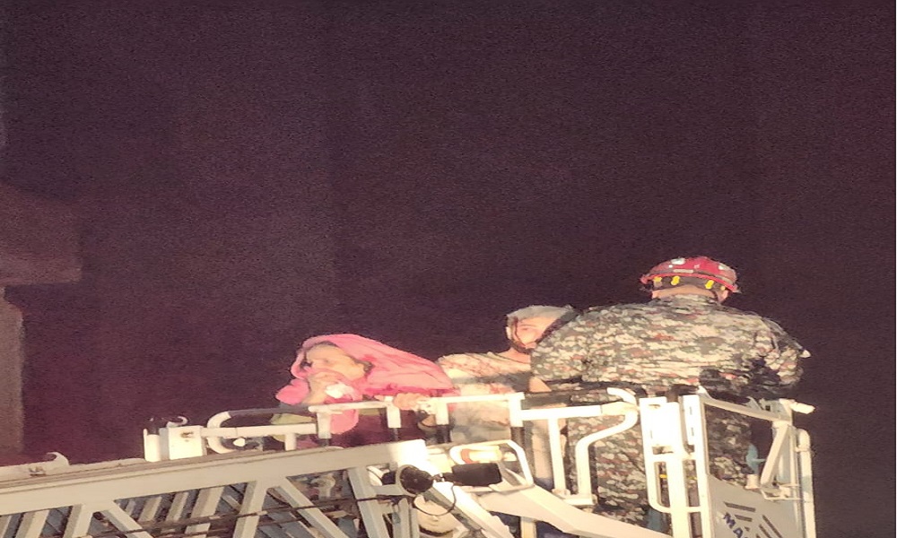 إنقاذ شخصين من المبنى في تلة الخياط