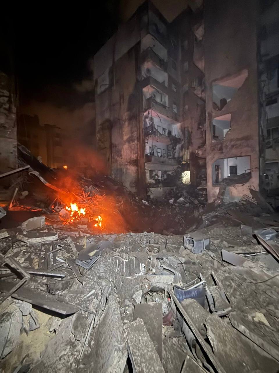 الجيش الإسرائيلي يعلن استهداف منصة صواريخ وبرج سكني في بيروت