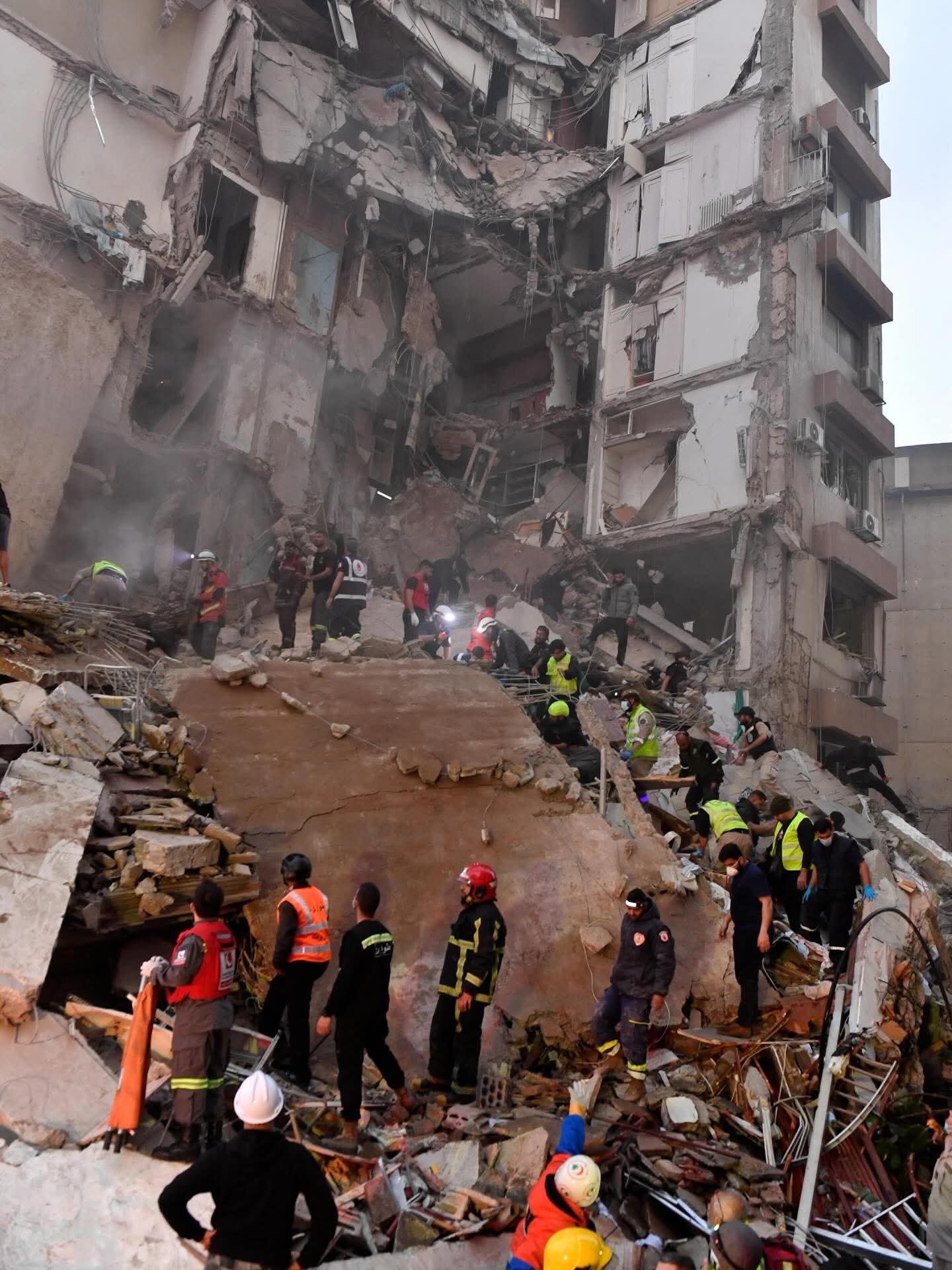 بيروت مستباحة: يوم أسود للعدوان الاسرائيلي<br />
حداد وطني اليوم واتصالات مع دول القرار لشمول لبنان بوقف النار.. ونتنياهو يتباهى بجرائم الحرب