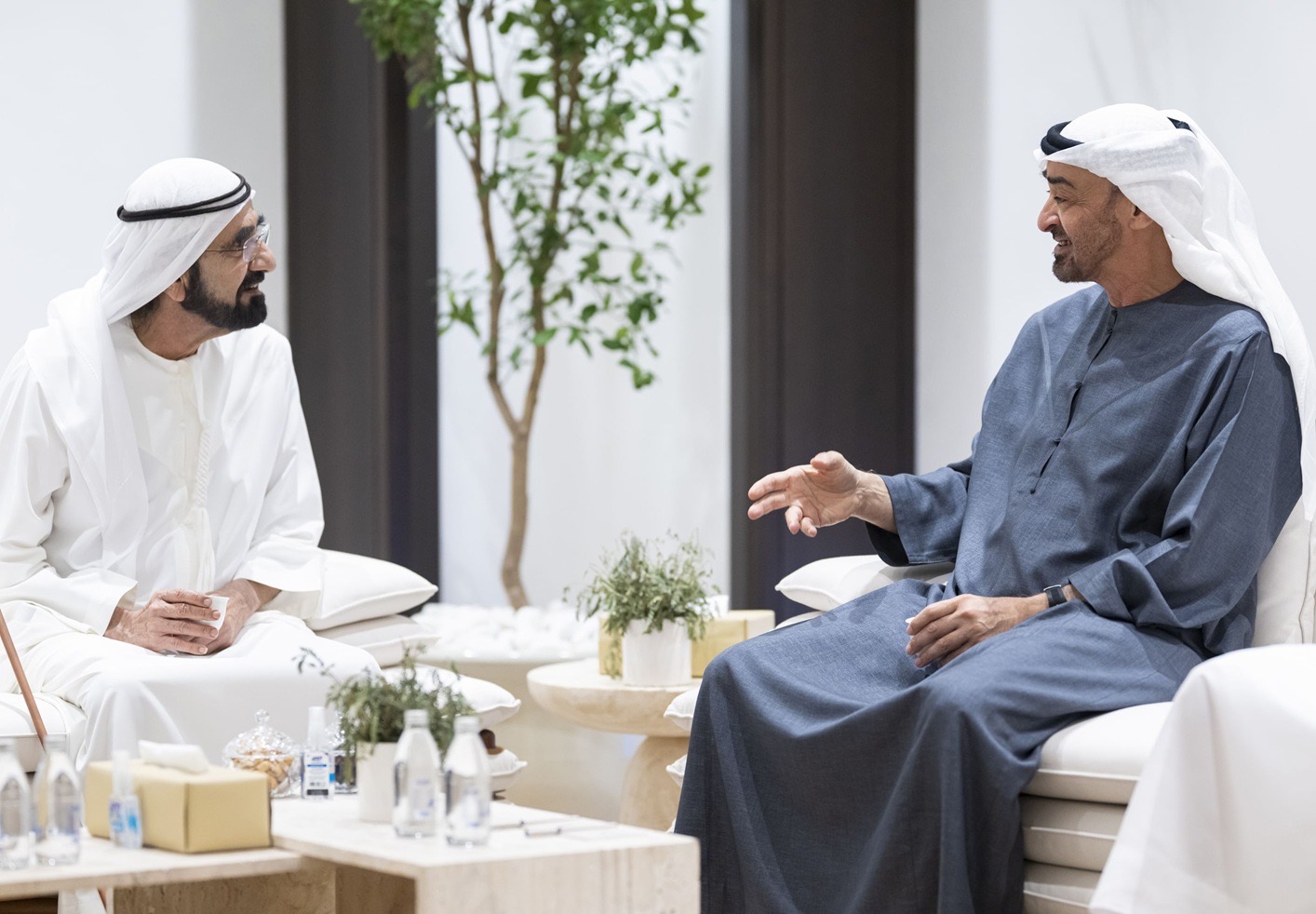 بن زايد وبن راشد: الإمارات نجحت في مواجهة الأزمة بترابط شعبها وكفاءة مؤسساتها