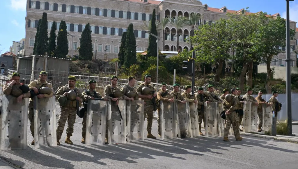 سلام يواجه الشحن الفتنوي والتفاف واسع حوله... الثنائي يتنصل من الشارع بعد فشل الحزب!