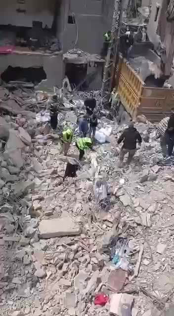 انتشال جثة من تحت أنقاض حيّ السلم والبحث مستمر عن مفقودين