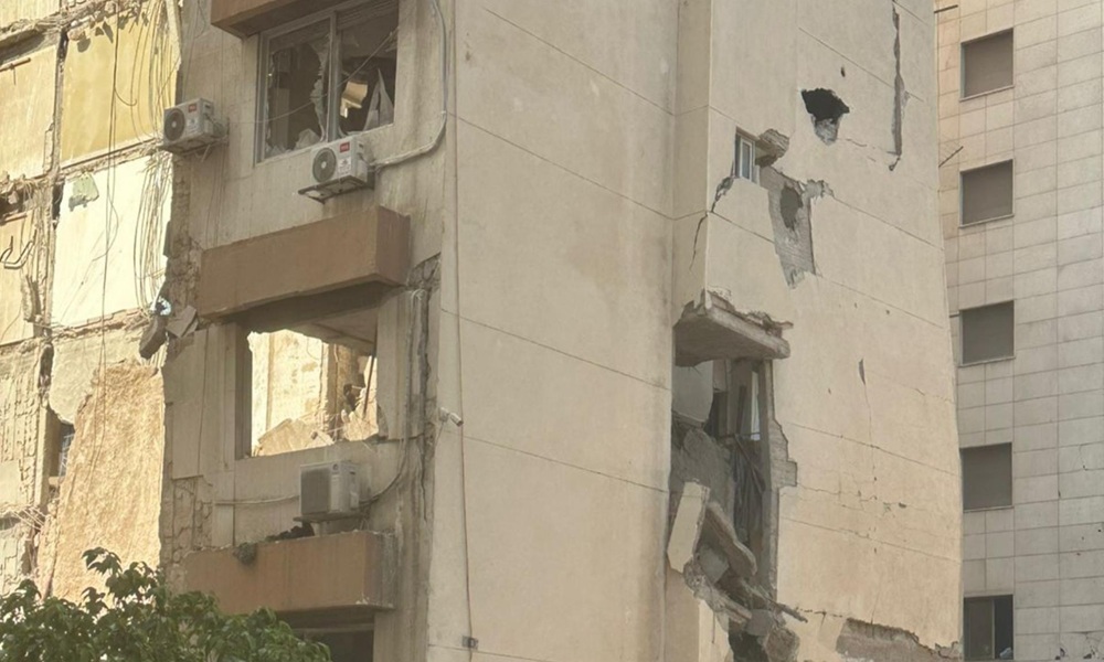 هدم مبنى تعّرض لغارة في تلة الخياط