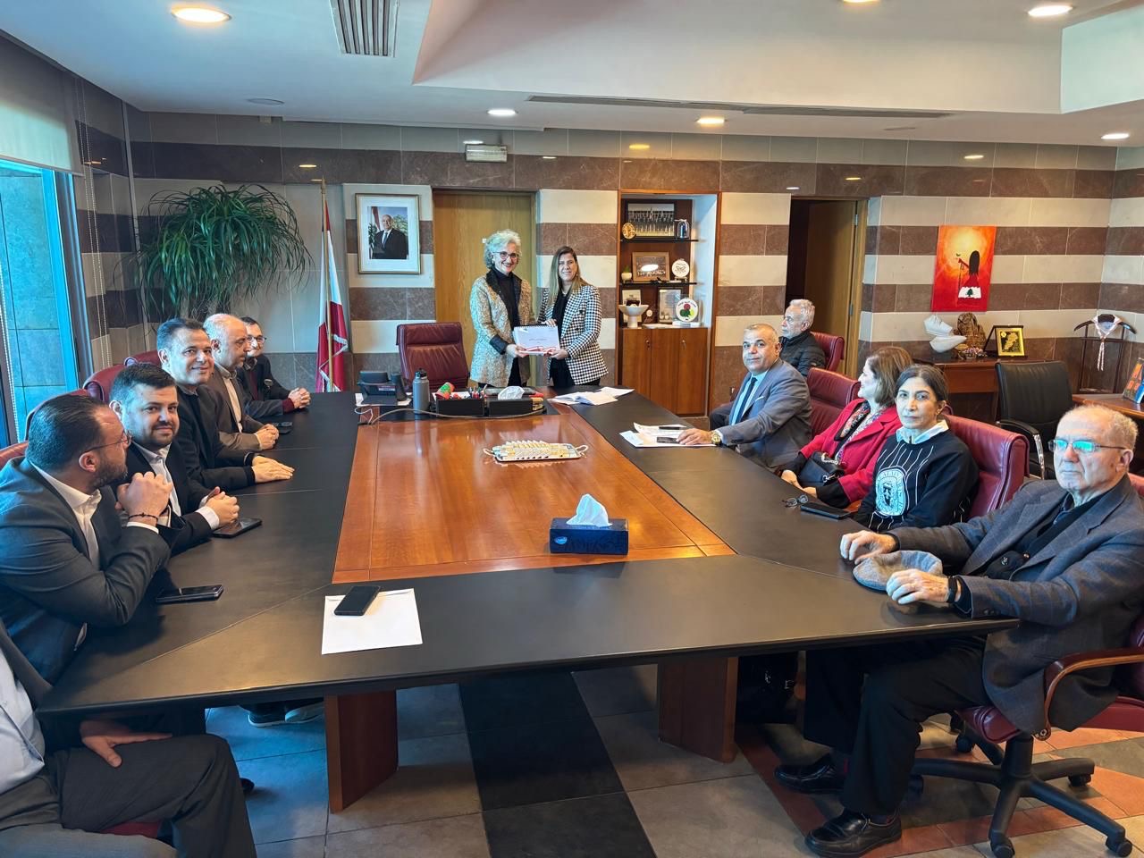 وزيرة التربية تتسلّم وثائق مصفوفة المناهج الجديدة وتؤكد استمرار ورشة التطوير التربوي رغم الحرب