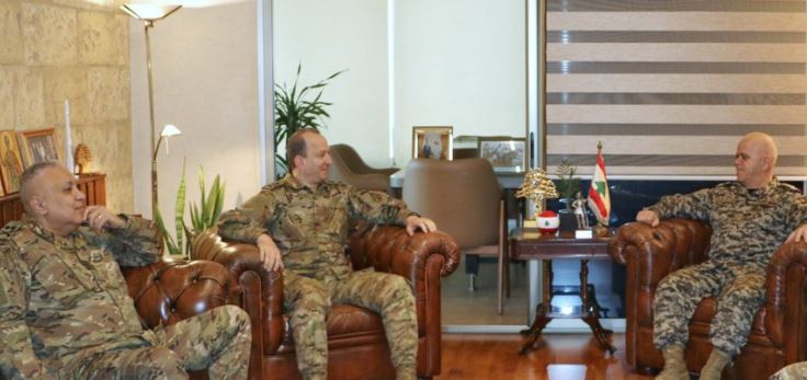 قائد الجيش يقدّم التعازي بشهداء أمن الدولة