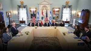 التحوُّل الدبلوماسي: لبنان واسرائيل على الطاولة.. ولا مصافحة<br />
<br />
إصرار لبناني على وقف النار أولاً.. وبري يوفد خليل الى الرياض