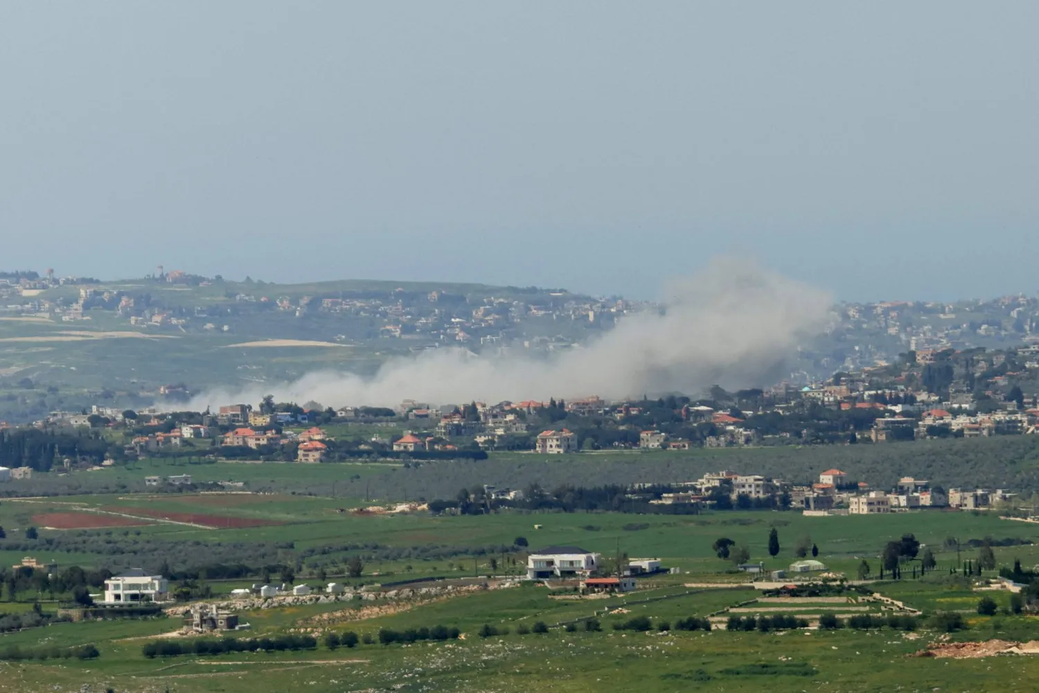 إسرائيل تكثف تدمير القرى الحدودية اللبنانية استباقاً للمحادثات السياسية<br />
اشتباكات في بنت جبيل... وغارات على منصات إسناد «حزب الله»