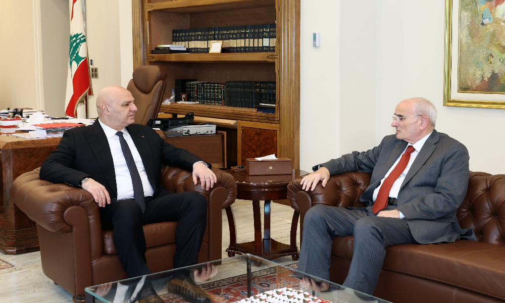 عون يبحث مع منسى الأوضاع الأمنية في ظل وقف إطلاق النار