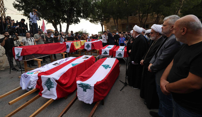 إسرائيل تضغط عسكرياً بإخلاءات وقصف توسع إلى شمال لبنان<br />
«حزب الله» يواصل إطلاق الصواريخ ويتصدى لـ«تقدم بطيء» على الحدود