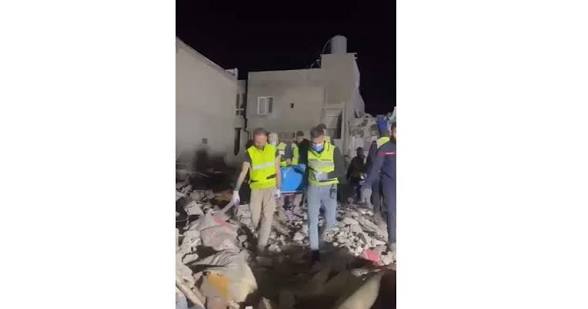 انتشال جثة من تحت الانقاض من مبنى سلامي في صور
